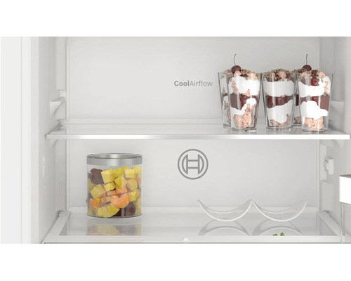 Vue intérieure d'un réfrigérateur Bosch avec étagères en verre, logo Bosch, système CoolAirflow et aliments dans des verres.