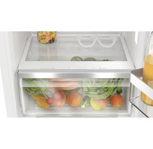 Vue de l intérieur d un réfrigérateur Bosch avec tiroir VitaFresh XXL rempli de fruits et légumes frais.