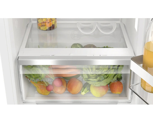 Vue de l intérieur d un réfrigérateur Bosch avec tiroir VitaFresh XXL rempli de fruits et légumes frais.