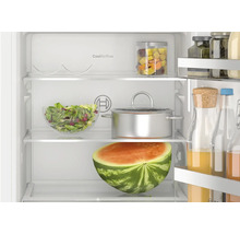 Vue intérieure d un réfrigérateur Bosch avec CoolAirflow, rempli d aliments comme des fruits, des légumes, une casserole et des boissons.