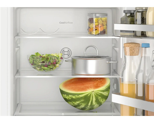 Vue intérieure d un réfrigérateur Bosch avec CoolAirflow, rempli d aliments comme des fruits, des légumes, une casserole et des boissons.