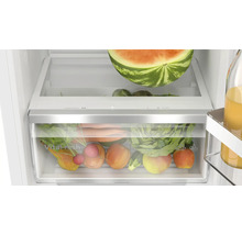Réfrigérateur avec tiroir VitaFresh XXL rempli de fruits et légumes frais