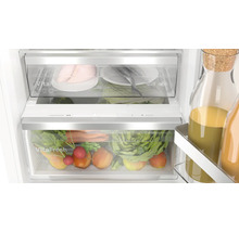 Innenansicht eines Kühlschranks mit Bosch VitaFresh Frischeschubladen für Obst, Gemüse, Fleisch und Fisch zur optimalen Lagerung von Lebensmitteln.