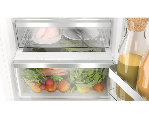 Innenansicht eines Kühlschranks mit Bosch VitaFresh Frischeschubladen für Obst, Gemüse, Fleisch und Fisch zur optimalen Lagerung von Lebensmitteln.