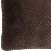 Housse de coussin avec motif en zigzag doux, vue détaillée de la surface texturée.
