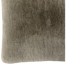 Coussin en fausse fourrure avec une texture douce et pelucheuse