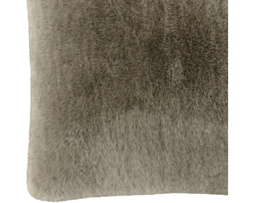 Coussin en fausse fourrure avec une texture douce et pelucheuse