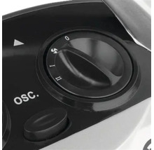 Detailansicht der Bedienblende eines Ventilators mit Drehregler für Geschwindigkeitsstufen und Oszillationstaste.