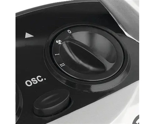 Detailansicht der Bedienblende eines Ventilators mit Drehregler für Geschwindigkeitsstufen und Oszillationstaste.