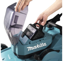 Einsetzen des Akkus in den Makita Rasenmäher unter die transparente Abdeckung
