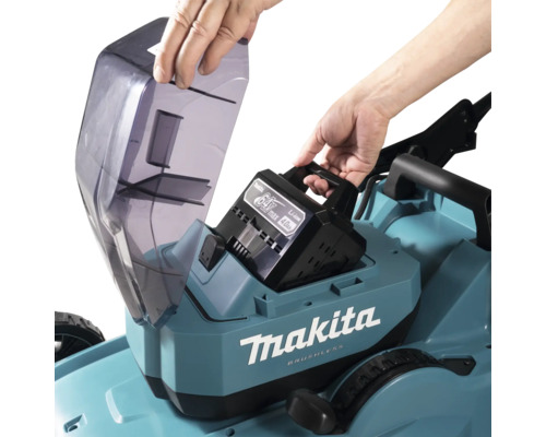 Einsetzen des Akkus in den Makita Rasenmäher unter die transparente Abdeckung