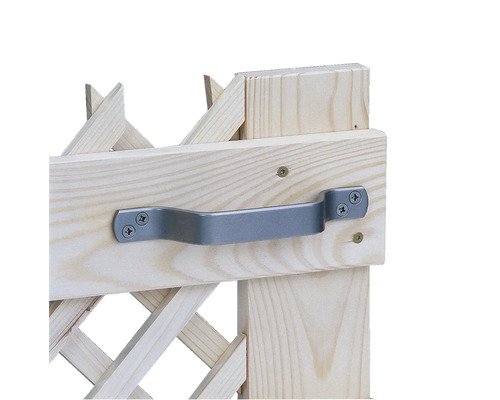 Gros plan d'une poignée en métal gris sur une barrière extensible en bois clair.
