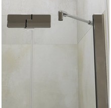 Duschwand aus Glas mit verchromtem Stabilisator und Scharnier für eine moderne Duschkabine.
