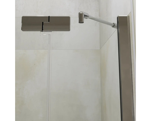 Duschwand aus Glas mit verchromtem Stabilisator und Scharnier für eine moderne Duschkabine.