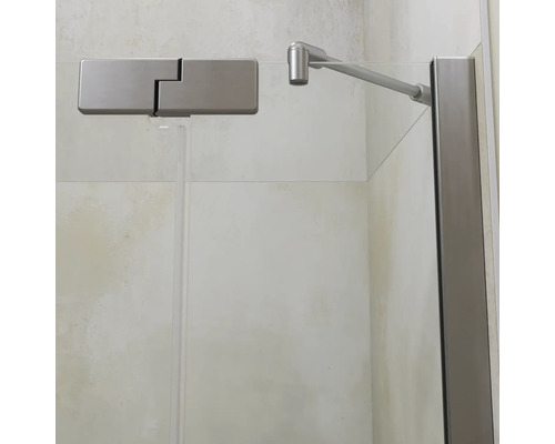 Detailansicht eines Duschwand Scharniers mit Stabilisationsstange an einer Glasduschwand.