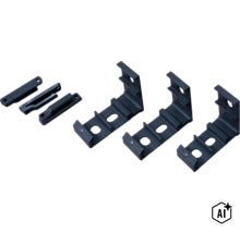Ensemble de trois supports métalliques en forme de L et trois rails assortis pour fixer des écrans de confidentialité ou des panneaux de clôture. (Image AI modified or generated)