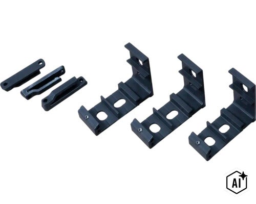 Ensemble de trois supports métalliques en forme de L et trois rails assortis pour fixer des écrans de confidentialité ou des panneaux de clôture. (Image AI modified or generated)