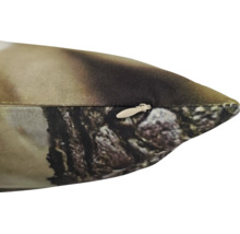 Vue détaillée d une housse de coussin avec fermeture éclair cachée et motif naturel