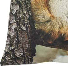 Coussin décoratif avec impression réaliste d'un écureuil sur un tronc d'arbre