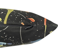 Detailansicht eines Zierkissenbezugs mit Reißverschluss und Weltraummotiv
