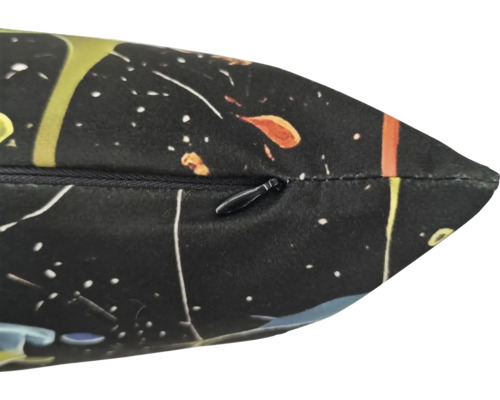 Detailansicht eines Zierkissenbezugs mit Reißverschluss und Weltraummotiv