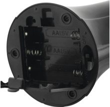 Offenes Batteriefach eines Elektrogeräts mit Einschüben für AA Batterien und Ein Aus Schalter