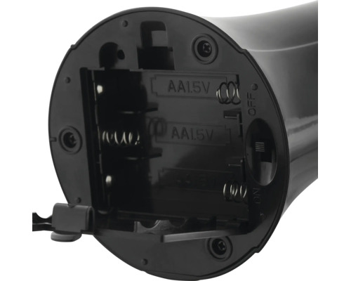 Offenes Batteriefach eines Elektrogeräts mit Einschüben für AA Batterien und Ein Aus Schalter