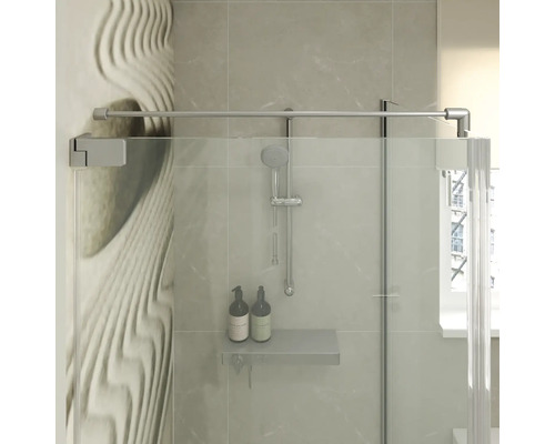 Paroi de douche moderne en verre avec barre de stabilisation et étagère de douche intégrée dans une salle de bain carrelée.