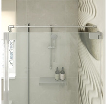 Paroi de douche avec paroi en verre et barre de stabilisation dans une salle de bain moderne avec douchette et étagère