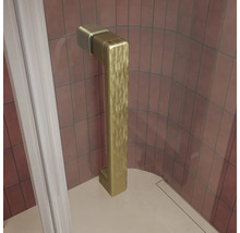 Poignée murale en métal au design angulaire pour montage sur paroi de douche.
