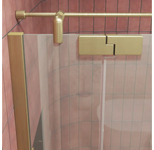 Paroi de douche avec charnière et barre de stabilisation aspect métallique sur fond carrelé.