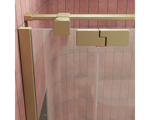 Paroi de douche en verre avec profilé doré mat et raccord mural dans une cabine de douche carrelée
