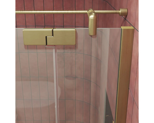 Paroi de douche en verre avec ferrures dorées et barre de stabilisation devant des murs carrelés