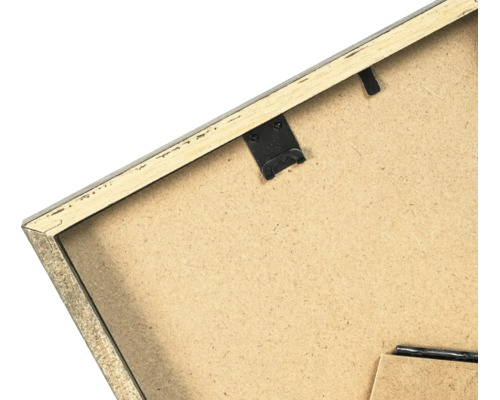 Dos d un cadre photo en bois avec dispositif de suspension et support