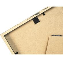 Dos d un cadre photo en bois avec dispositif de suspension et support
