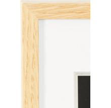 Cadre photo en bois clair avec passe-partout pour photos et images.