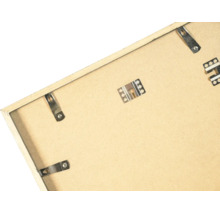Dos d'un cadre photo en bois avec fixations métalliques et accessoires pour le montage mural