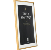 Un cadre photo rectangulaire avec effet bois et passe-partout, contenant une affiche noire avec le texte Villa Sostaga.