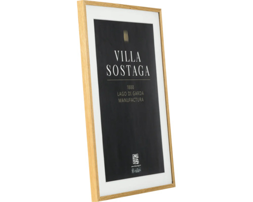 Un cadre photo rectangulaire avec effet bois et passe-partout, contenant une affiche noire avec le texte Villa Sostaga.