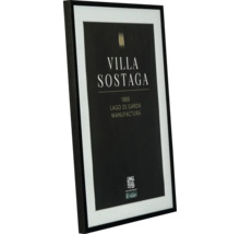 Décoration murale encadrée avec inscription Villa Sostaga et passe-partout dans un cadre étroit.