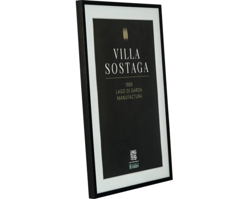 Décoration murale encadrée avec inscription Villa Sostaga et passe-partout dans un cadre étroit.