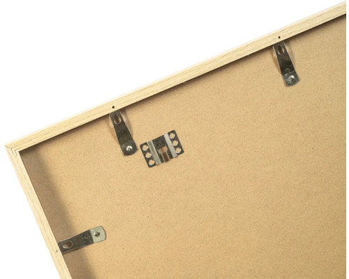Dos d'un cadre photo en bois avec attaches métalliques et ressorts de fixation