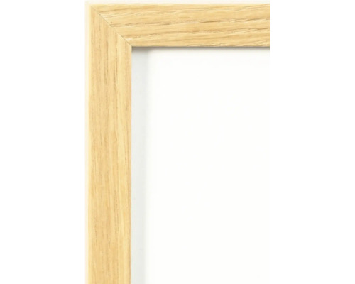 Cadre photo en bois avec un grain clair pour une décoration murale élégante.