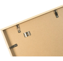 Arrière d'un cadre photo en bois avec fixations métalliques pour format portrait et paysage.