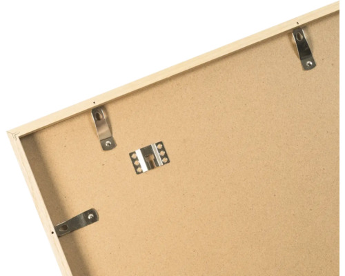 Arrière d'un cadre photo en bois avec fixations métalliques pour format portrait et paysage.