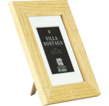 Cadre photo en bois avec structure aspect bois clair, sur pied, avec insert marqué Villa Sostaga et code QR.