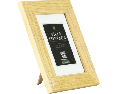Cadre photo en bois avec structure aspect bois clair, sur pied, avec insert marqué Villa Sostaga et code QR.