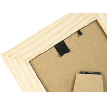 Vue arrière d un cadre photo en bois avec crochet de suspension et support