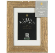 Cadre photo Villa Sostaga en bois massif format 13 par 18 centimètres avec passe-partout et certification FSC.
