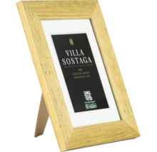 Un cadre photo en bois sur pied avec une plaque d information Villa Sostaga.